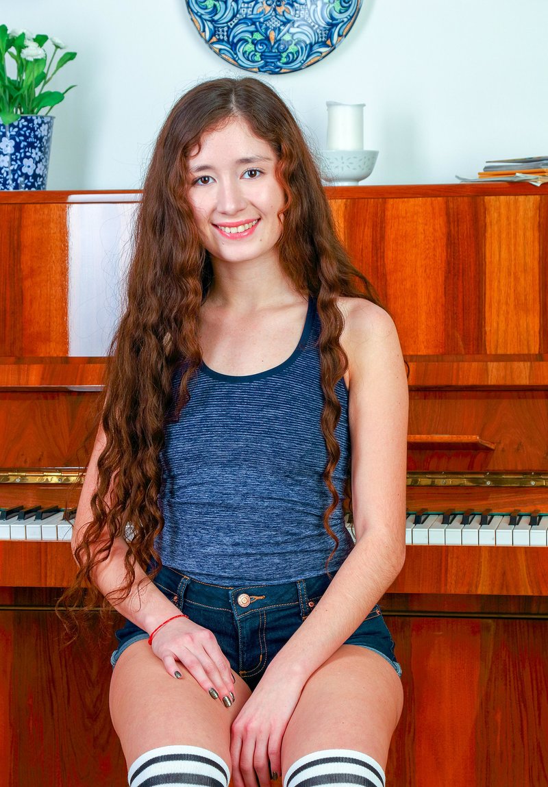 Микаэла, 22
